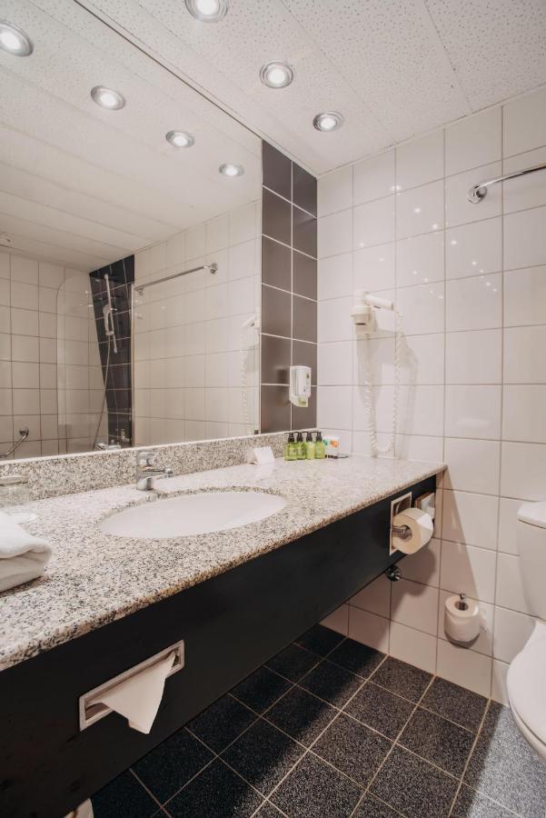 Dvoulůžkový pokoj Executive s manželskou postelí, panoramatickým výhledem na město a vstupem do Executive Lounge