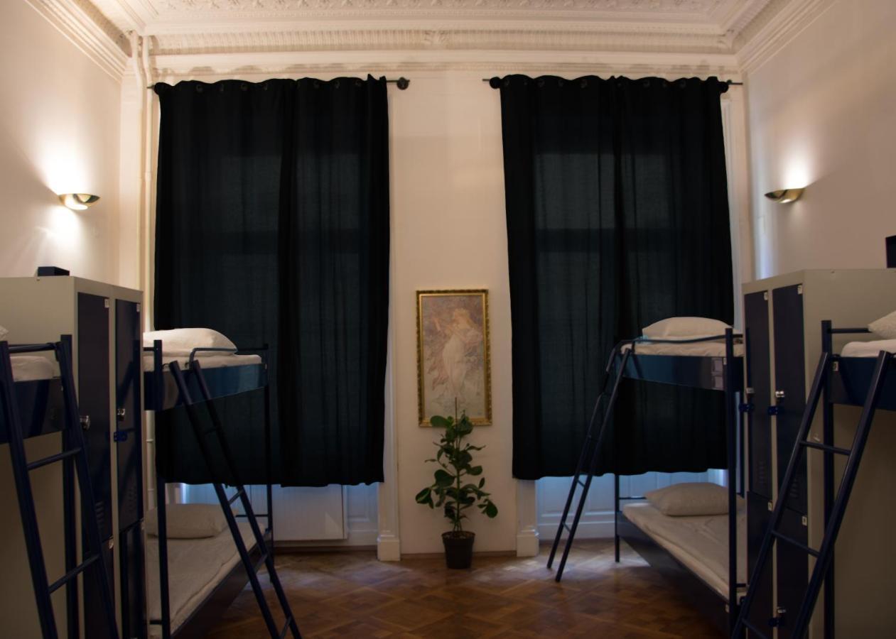 Postel v 8lůžkovém smíšeném společném pokoji