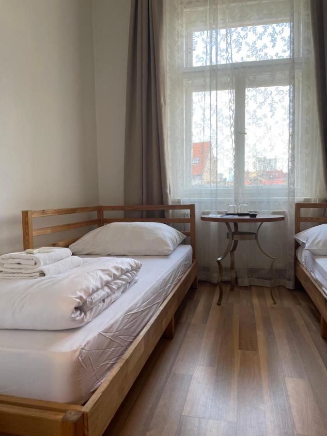 Dvoulůžkový pokoj s oddělenými postelemi a sdílenou koupelnou