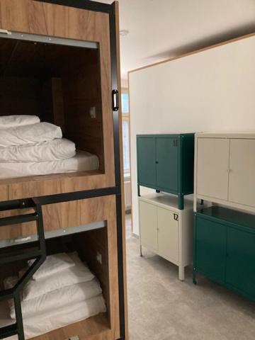 Samostatná postel ve společném pokoji