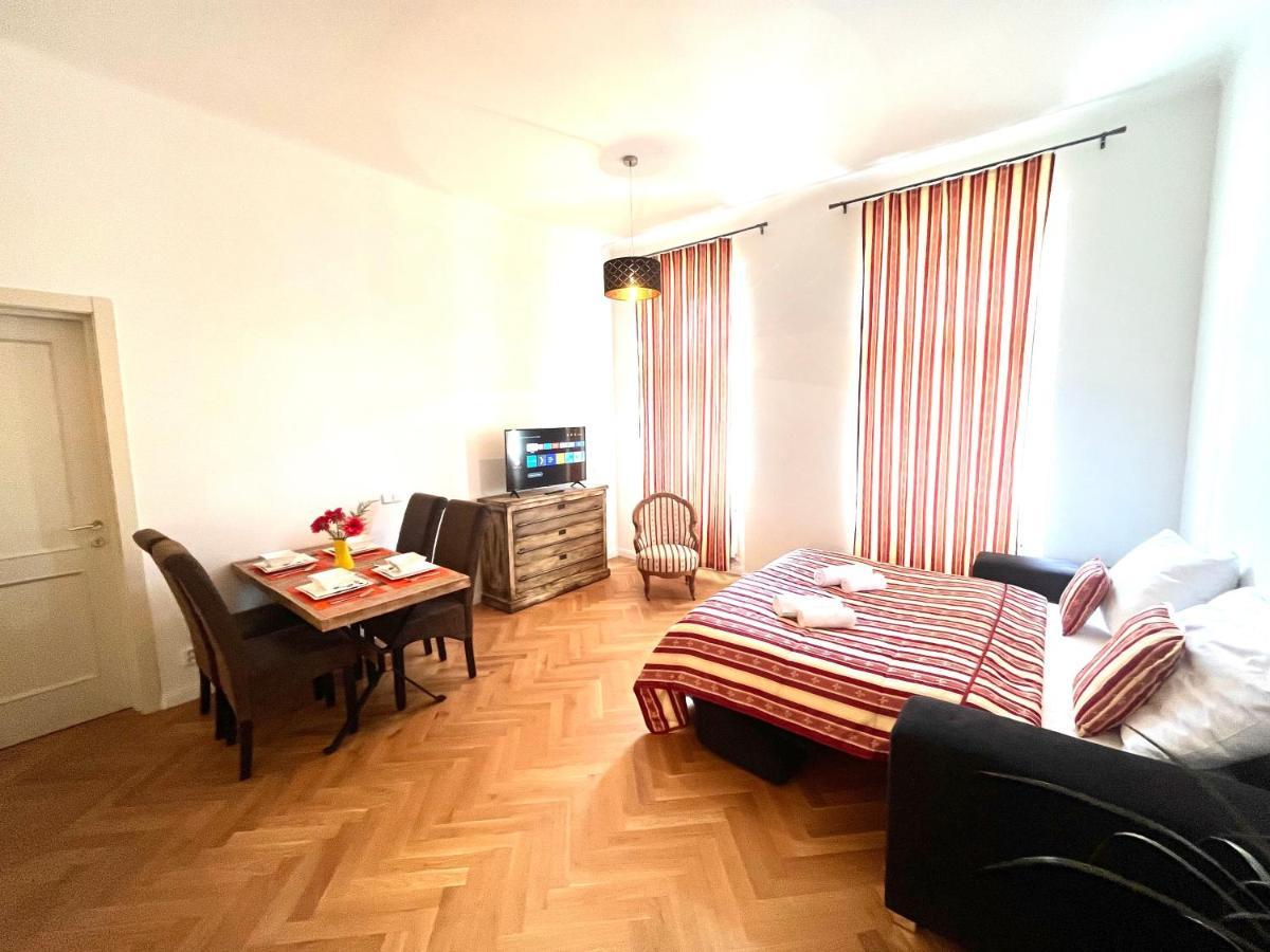 One-Bedroom Apartment,1424317902:JPEG