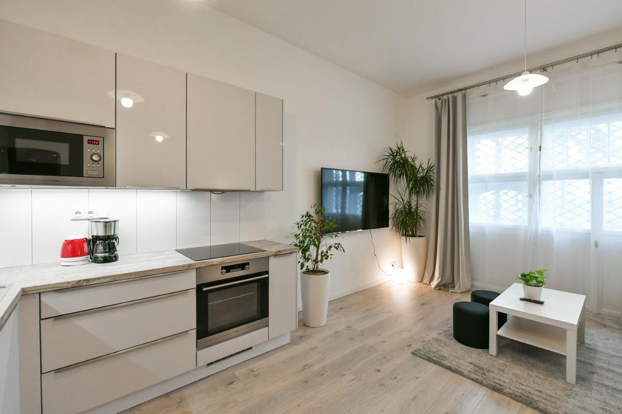 Deluxe One-Bedroom Apartment,1475670631:JPEG