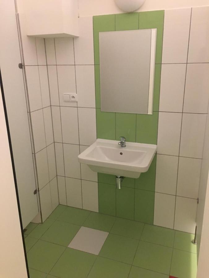 Samostatná postel ve společném pokoji