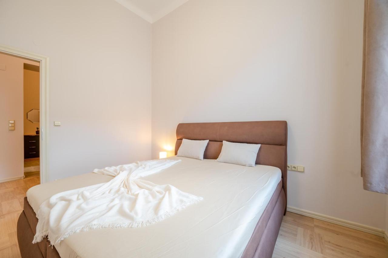One-Bedroom Apartment,1544479516:JPEG