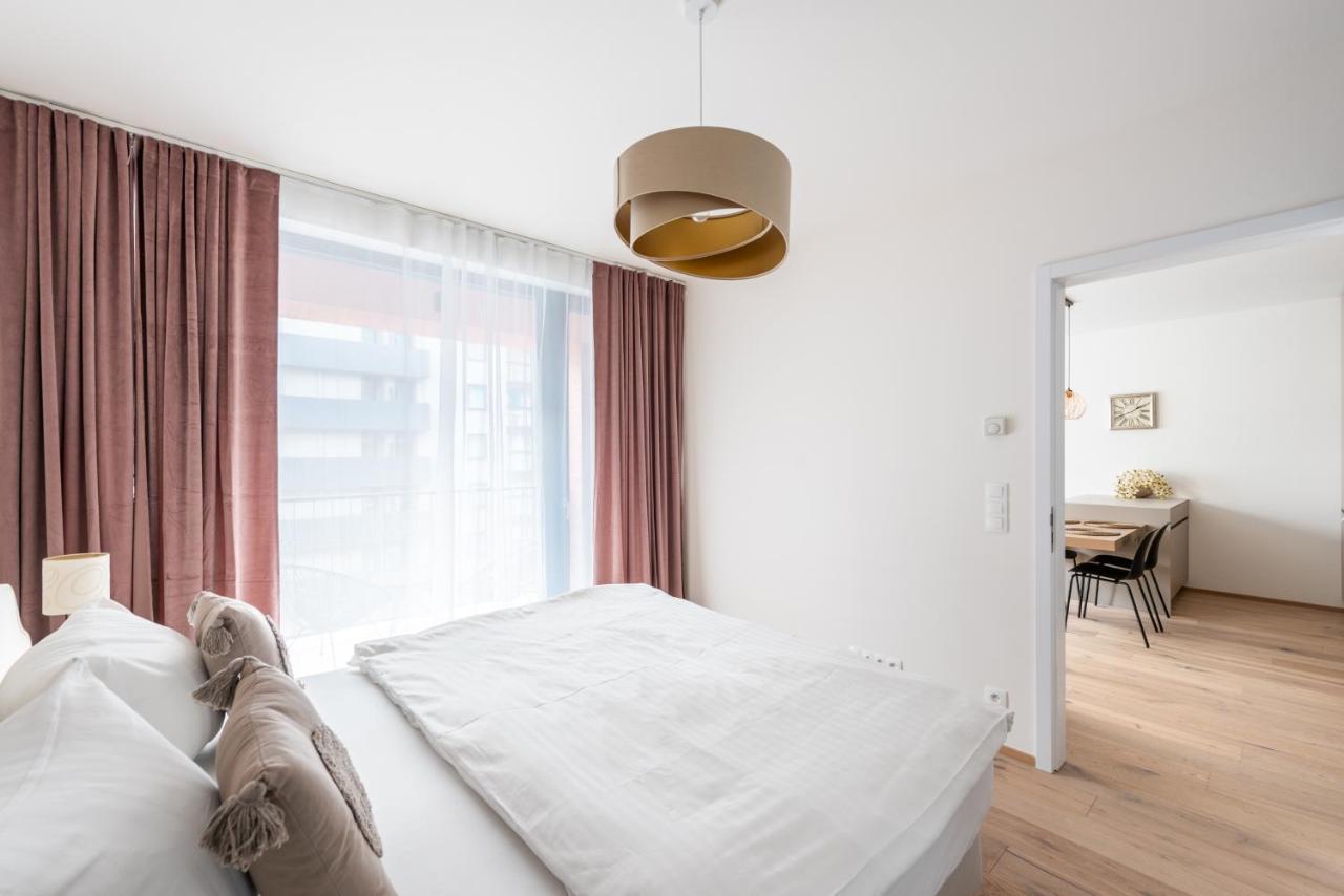 Superior One-Bedroom Apartment Balcony,1496169019:JPEG