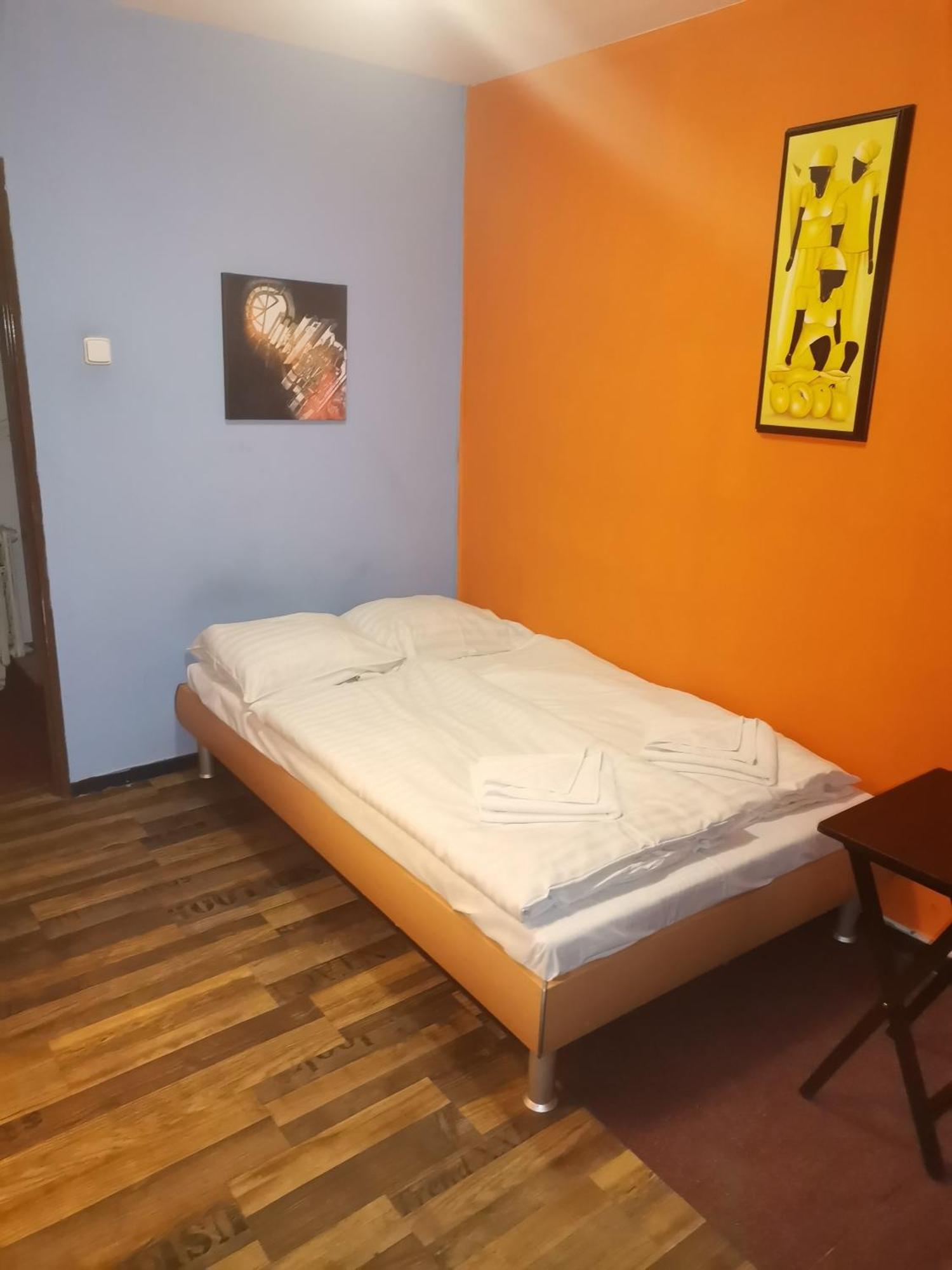 Dvoulůžkový pokoj s manželskou postelí a vlastní koupelnou