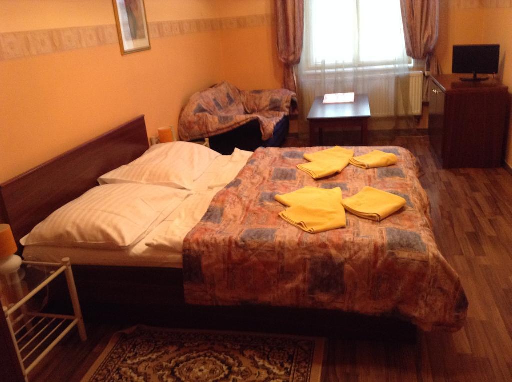 Спеціальна пропозиція - Двомісний номер або номер Твін з додатковим ліжком та пакетом послуг "Новорічний"