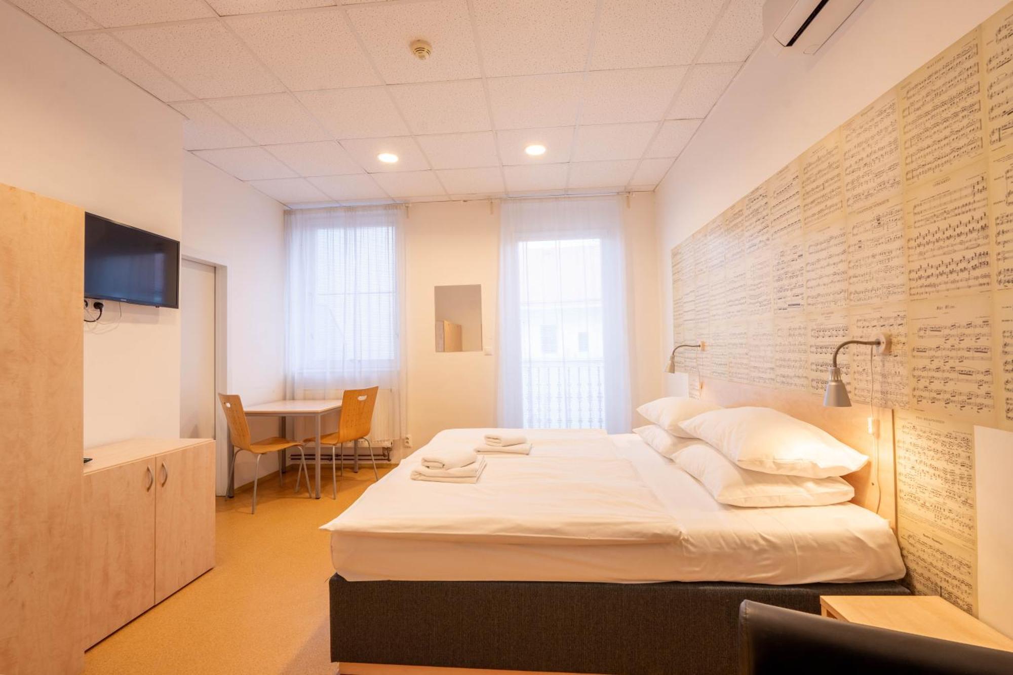 Dvoulůžkový pokoj Deluxe s manželskou postelí a balkonem