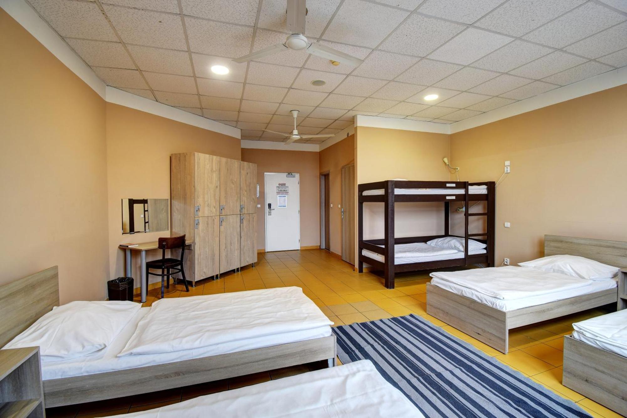 Posto Letto in Dormitorio con 6 Letti