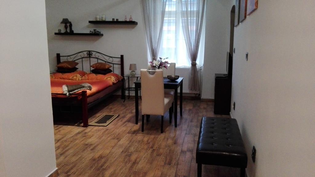 Studio Apartment,215158061:JPEG