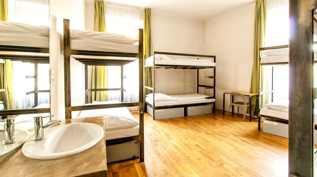 Letto a Castello in Dormitorio Misto con 8 Letti