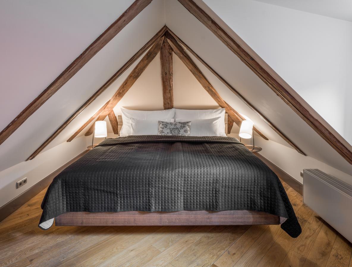 Studio Attic,1586123483:JPEG