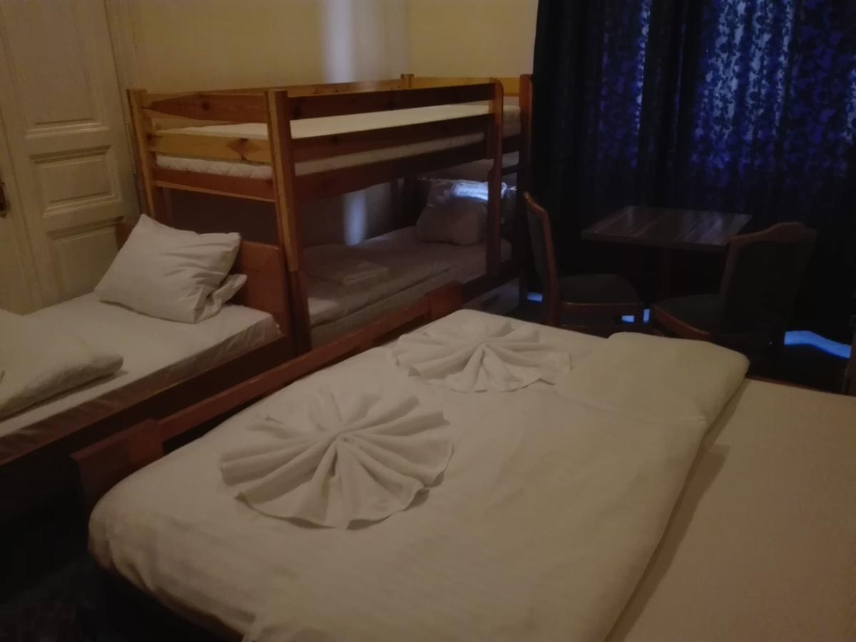 Čtyřlůžkový pokoj se sprchou