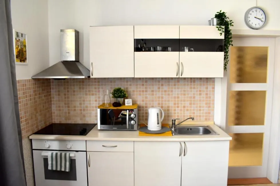 Romantic Bijou Apartment Near Old Town!-1