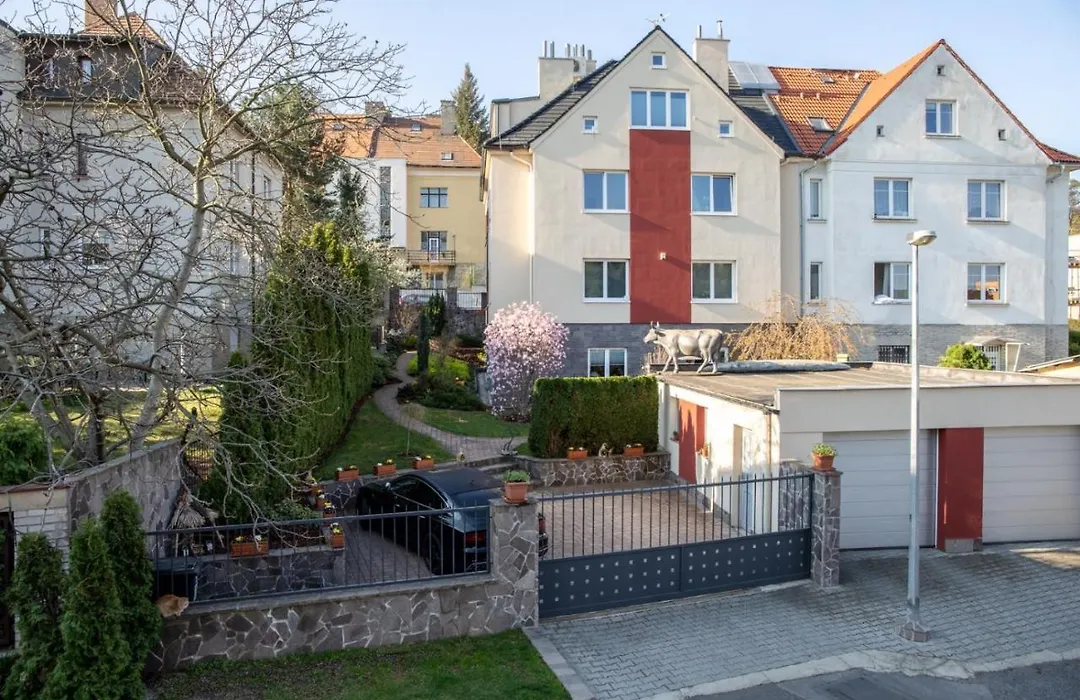 Apartmán 2+kk, 50 m2 v klidné lokalitě. 10 min od centra Prahy.-1