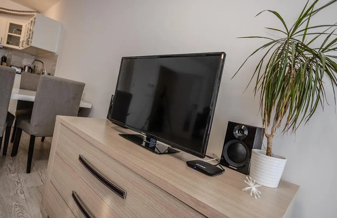 Spacious Terrace Apartment With Free Private Parking-1