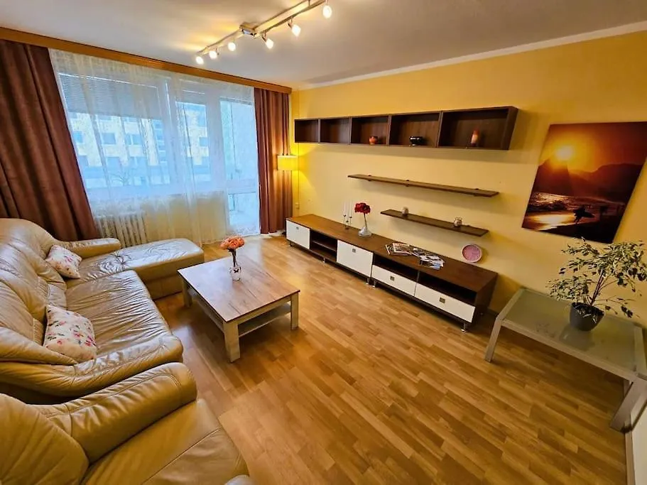 Family Apt For 6, 10Mins To Centre, Free Parking, Quiet Location, New Furniture, Balcony-1