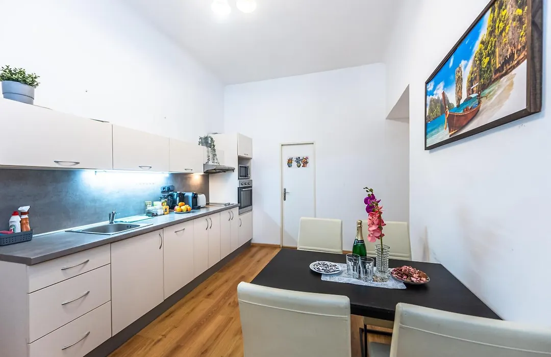 Modern 2Br Apartment 5 Min Walk To Wenceslas Square-1