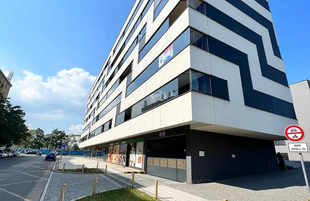 Luxury Pearl With Parking Place In Holesovice-1
