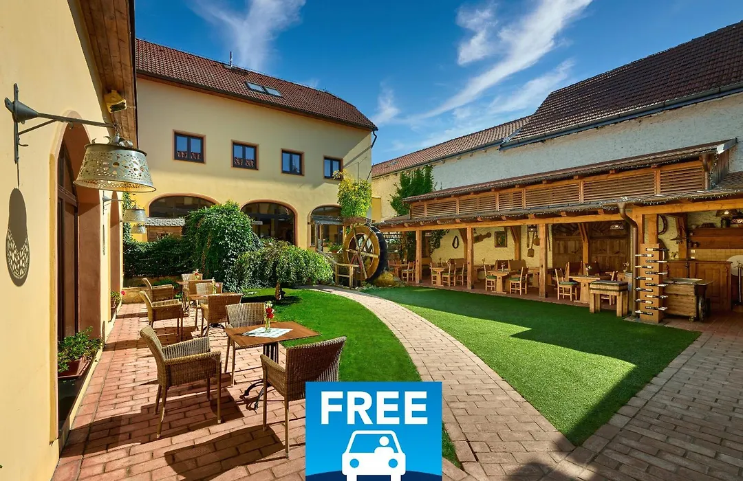 Hotel Selsky Dvur - Bohemian Village Courtyard-1