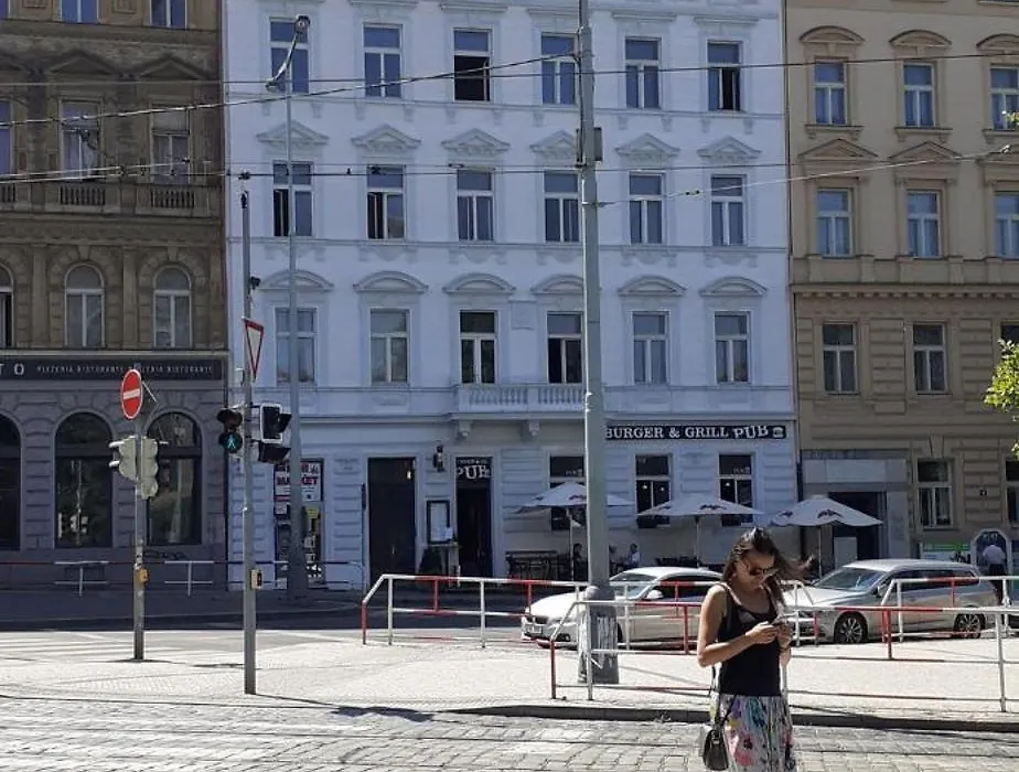 Apartman Namesti Miru-1
