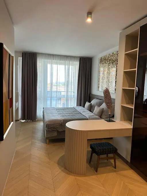 Luxe Apartment Near The Airport-1