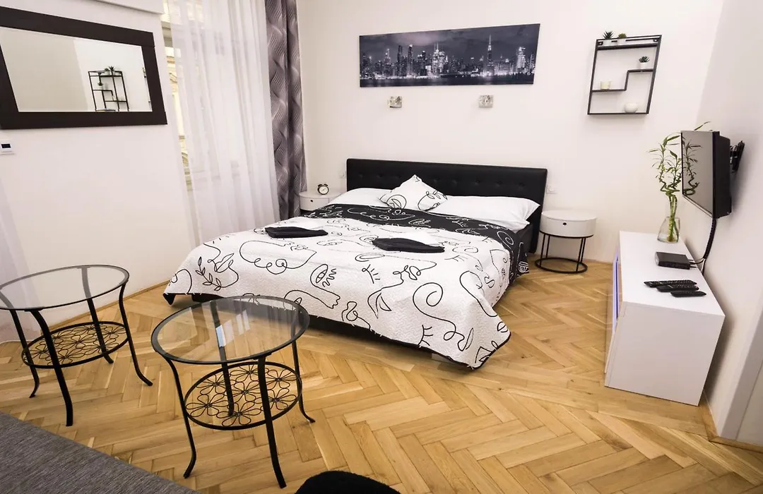 Black & White Apartment Prague By Wenceslas Square And Muzeum-1