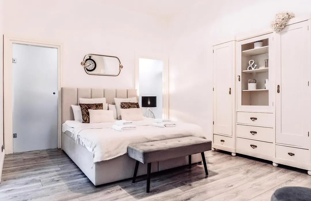Wenceslas Square / Main Station - New Studio*****-1