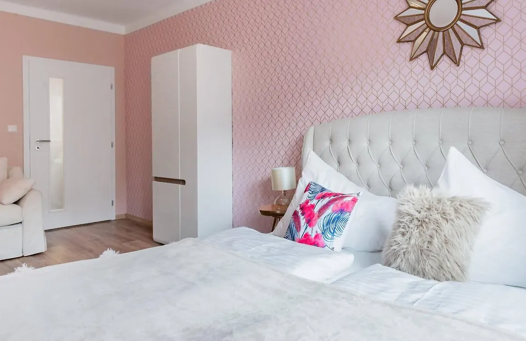 Pastel Art Deco 3Bdr Ruterra Apt-1