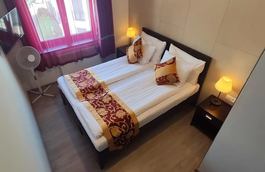 Sun-House Pension - Parkingfree Limited Spaces--1