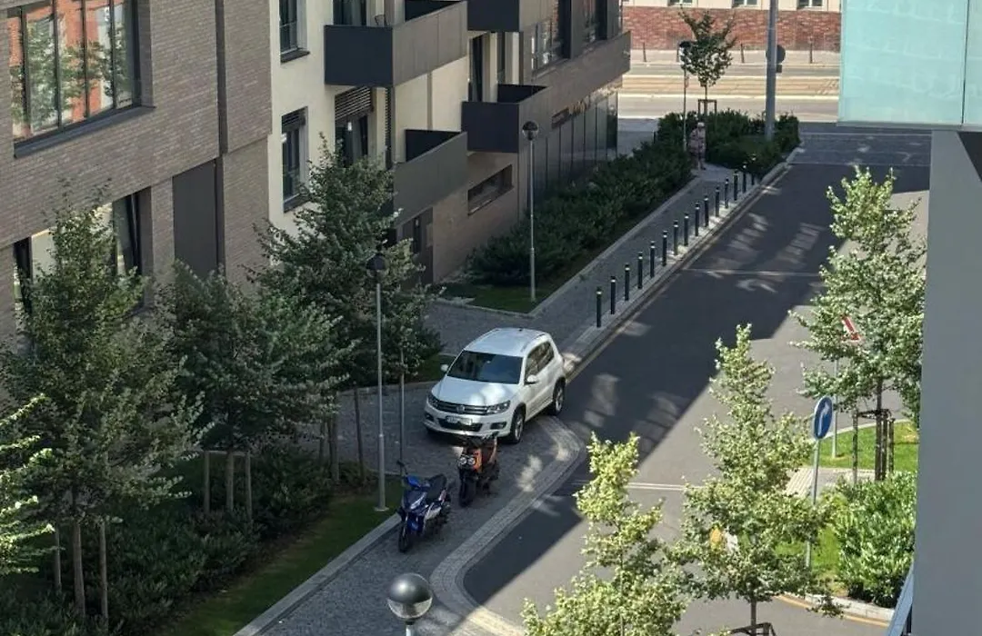 Spacious Urban Apartment With Terrace-1