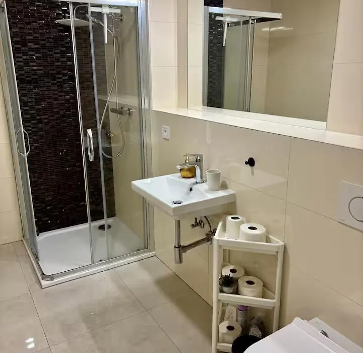Free Parking Apt With Grand Terrace-1