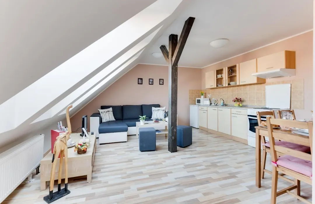 Jane'S Attic Apartment-1