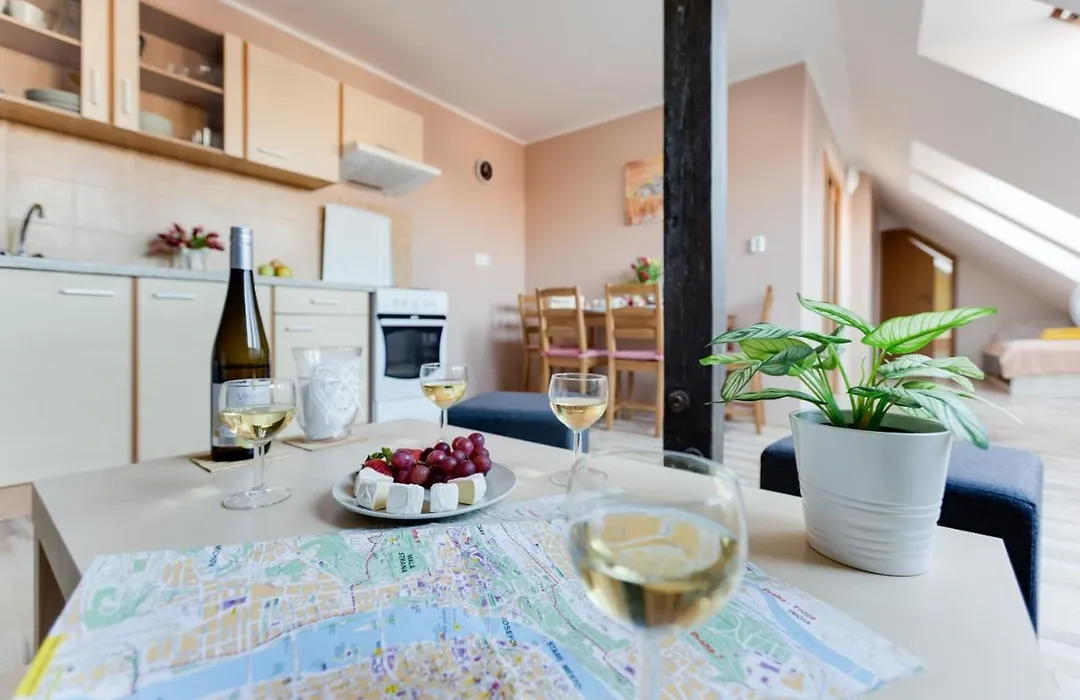 Jane'S Attic Apartment-1
