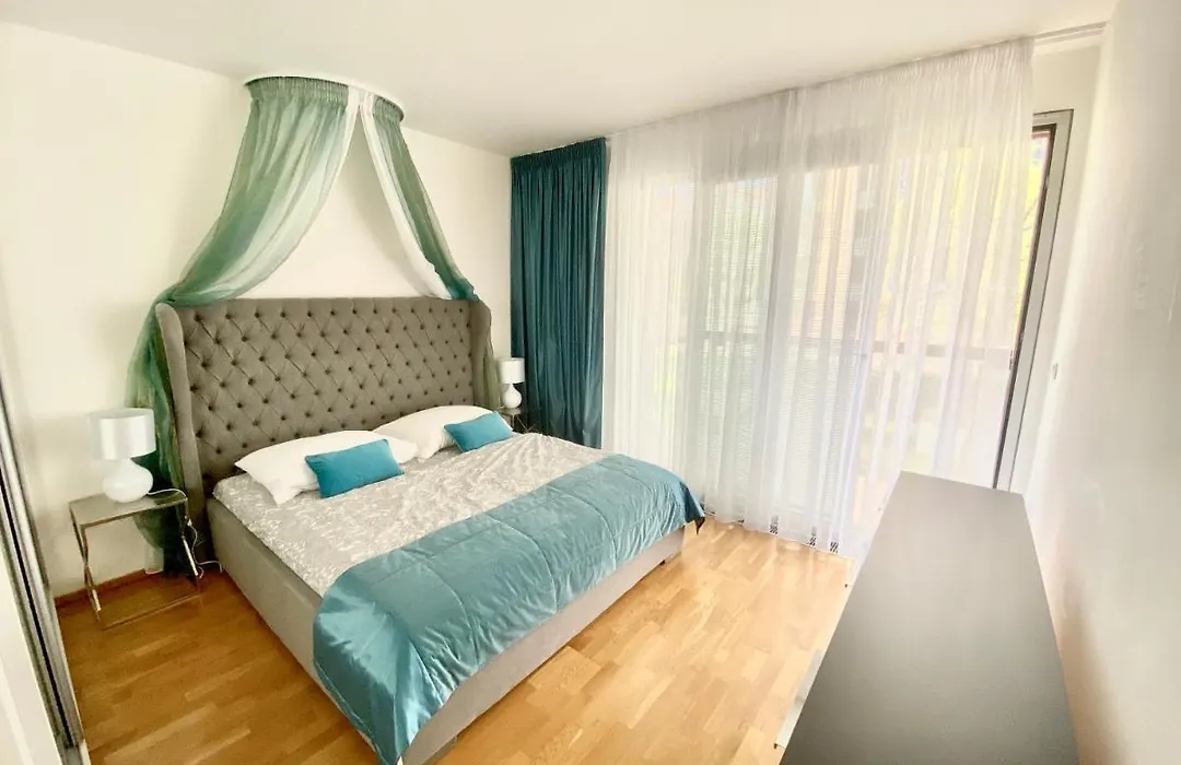 Spacious 130 M2 Apartment Near Center 2 Free Parking-1