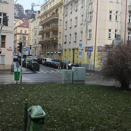 Economy Flat 18 Minutes From Vaclavske Namesti-2