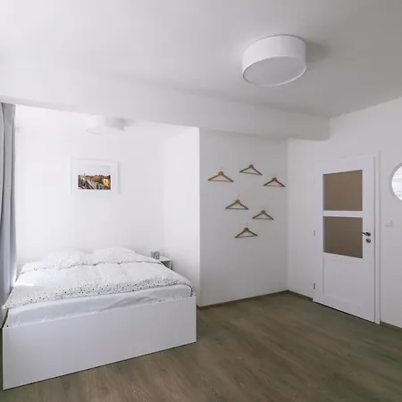 Cozy Apartment In Quiet Courtyard Near Charles Bridge-3