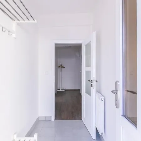 Cozy Apartment In Quiet Courtyard Near Charles Bridge-2