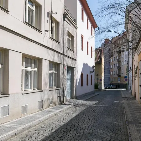 Cozy Apartment In Quiet Courtyard Near Charles Bridge-2