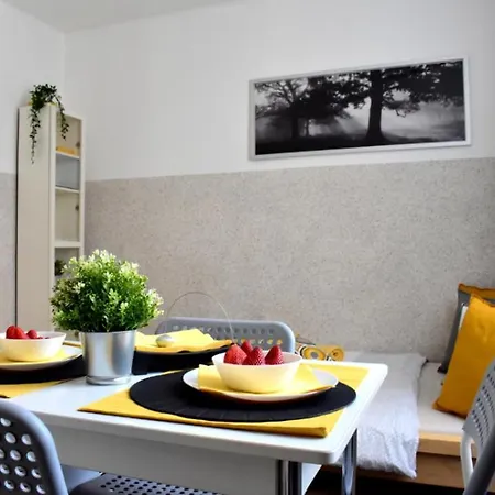 Romantic Bijou Apartment Near Old Town!-2