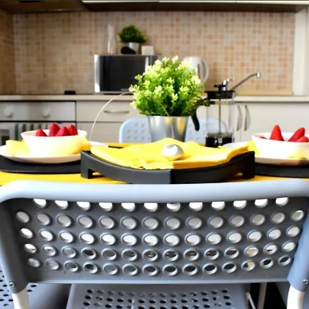 Romantic Bijou Apartment Near Old Town!-3