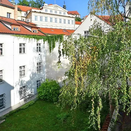 Lovely Little Cosy Apt In Prague-2