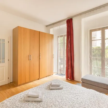 City Centre Garden Apartment With Parking-3