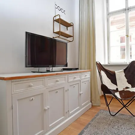 Lovely Little Cosy Apt In Prague-2