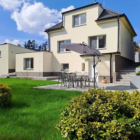 Apartmánový dům se zahradou v klidné části Prahy-3