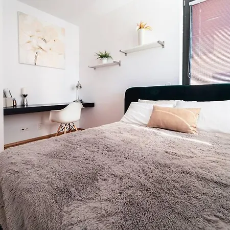 Prague Marina River View Apartment Close To City Centre Free Parking-2