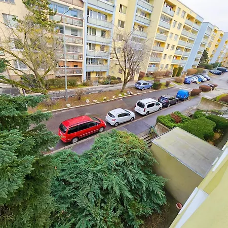 Family Apt For 6, 10Mins To Centre, Free Parking, Quiet Location, New Furniture, Balcony-2