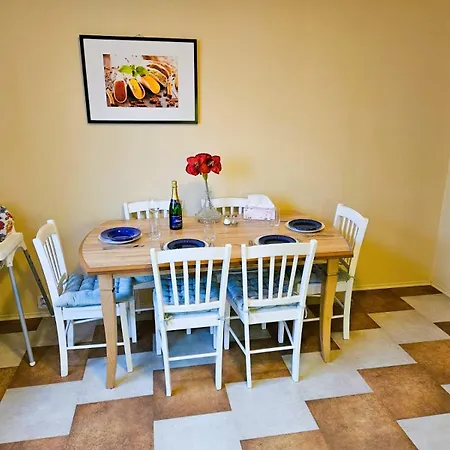 Family Apt For 6, 10Mins To Centre, Free Parking, Quiet Location, New Furniture, Balcony-3