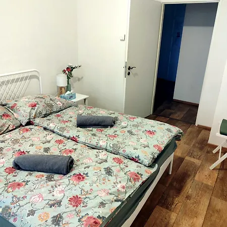 Nice Room With Double Bed In Zizkov - Shared Bathroom-2