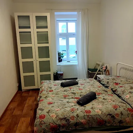 Nice Room With Double Bed In Zizkov - Shared Bathroom-3